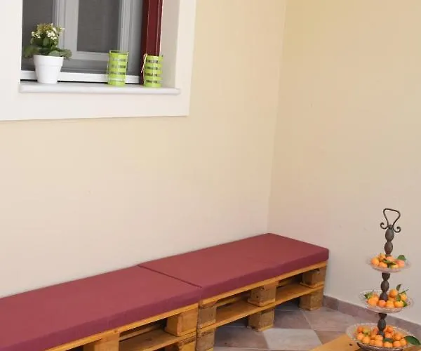 Little Yard & #2 Apartment